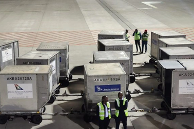 Đội cận vệ của Tổng thống Nam Phi mang 12 thùng vũ khí đến Ba Lan