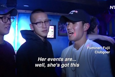 Cụ bà 82 tuổi ngày bán bánh bao tối làm DJ thứ thiệt