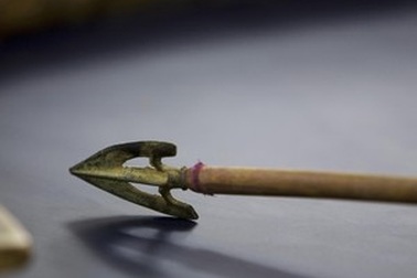 Thoát chết thần kỳ khi bị bắn mũi tên dài 20 cm thẳng vào mặt