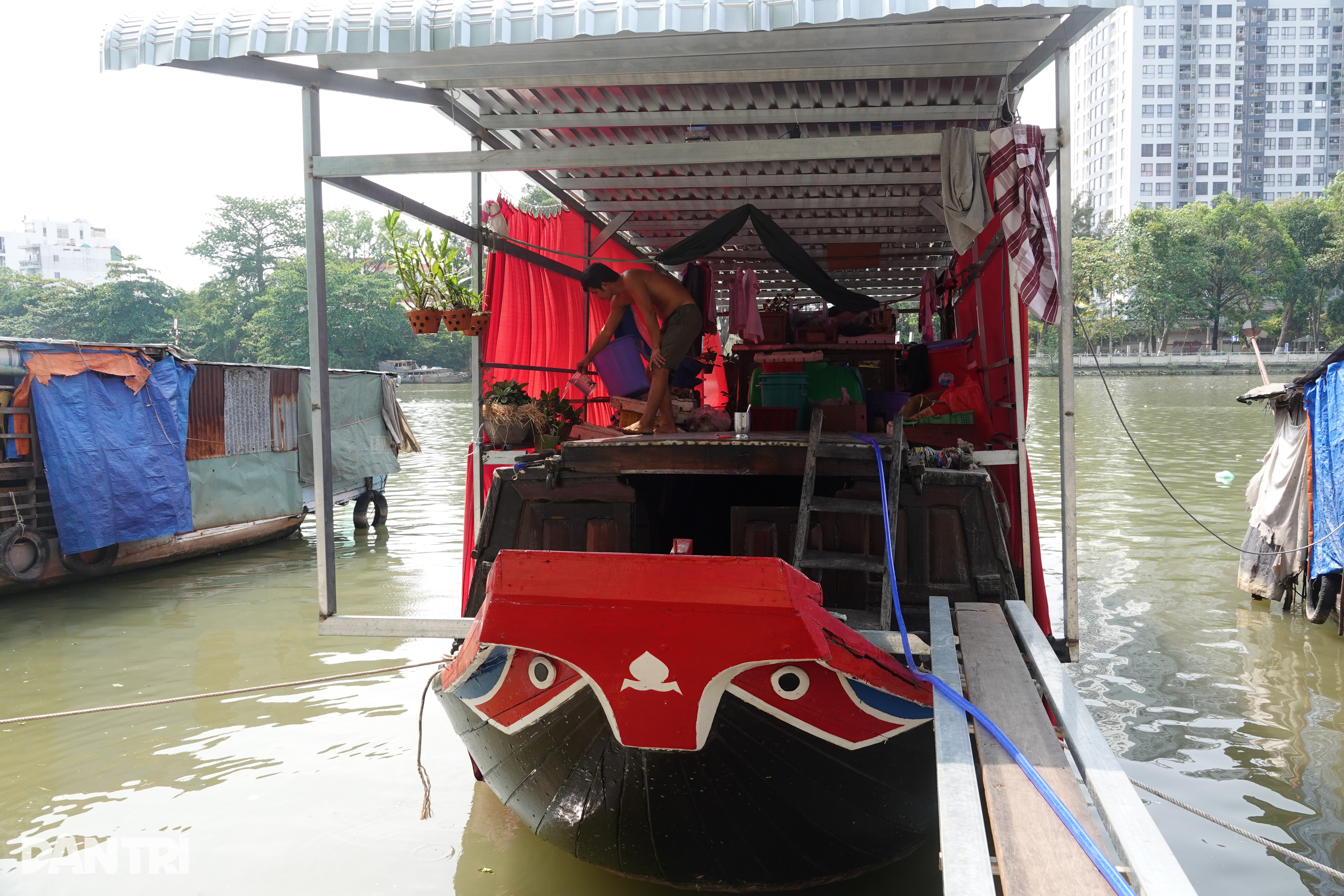 គ្មានអ្នកណាម្នាក់នៅក្នុងសង្កាត់មានម៉ាស៊ីនត្រជាក់ទេ វាមានសីតុណ្ហភាព ៤០ ដឺក្រេ ហើយនៅតែមានអារម្មណ៍ល្អដដែល - ១ Xóm dân cư không nhà ai có điều hòa, nóng 40 độ vẫn khỏe re - 1