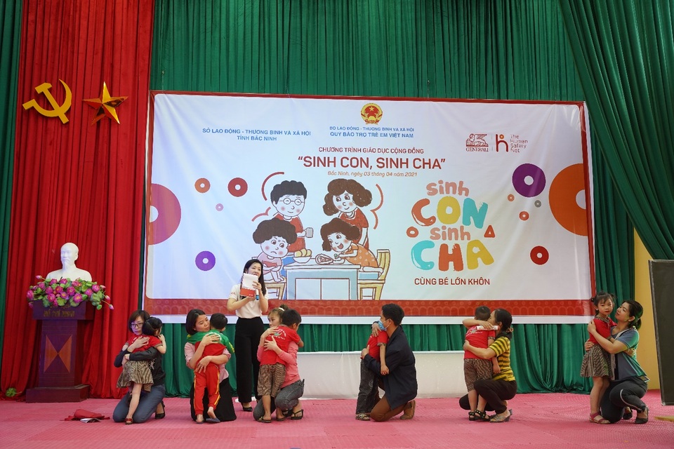 Hàng trăm phụ huynh hào hứng tham gia chương trình Sinh Con, Sinh Cha ở Bắc Ninh - 5 Hàng trăm phụ huynh hào hứng tham gia chương trình Sinh Con, Sinh Cha ở Bắc Ninh - 5