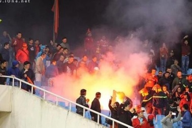 Bóng đá Việt Nam “ốm tiền” vì để CĐV đốt pháo sáng trên sân