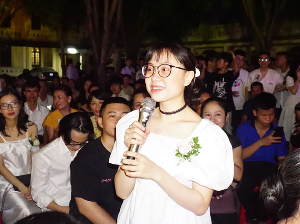 Người thợ xây rưng rưng nhận đóa hoa tri ân của con gái - 3 Người thợ xây rưng rưng nhận đóa hoa tri ân của con gái - 3