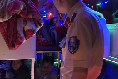 Phát hiện xe khách 40 chỗ “nhồi nhét” 70 người