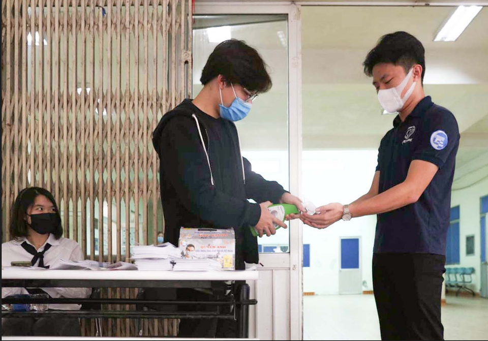 Những sinh viên đầu tiên trở lại trường sau kỳ nghỉ vì covid-19 - 15