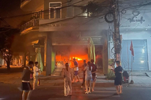 Phòng giao dịch ngân hàng bốc cháy giữa đêm khuya