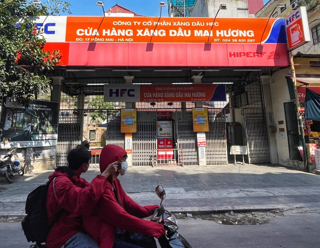 Người Hà Nội xếp hàng nửa tiếng mới mua được xăng, Sở Công Thương nói gì? - 1 Người Hà Nội xếp hàng nửa tiếng mới mua được xăng, Sở Công Thương nói gì? - 1