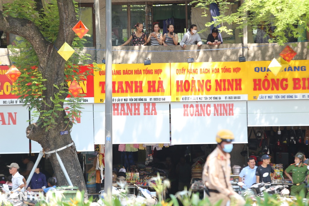 Bắt giữ nghi phạm xả súng cướp tiệm vàng ở Huế - 2 Bắt giữ nghi phạm xả súng cướp tiệm vàng ở Huế - 2