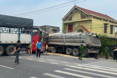 Ba ô tô va chạm liên hoàn, 8 người bị thương, quốc lộ ùn tắc