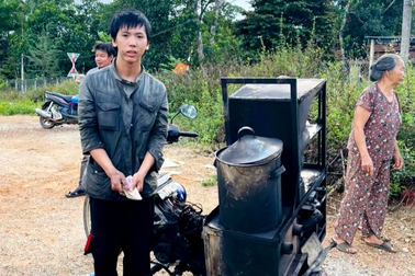 Bật khóc vì bị cháy rụi cả xe bánh bao, chàng trai nhận niềm vui bất ngờ