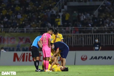 Phan Văn Đức báo tin không vui đến HLV Park Hang Seo