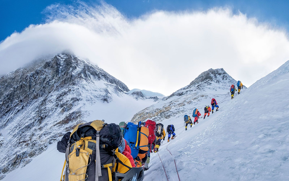 Những người chuyên nhặt xác, đưa thi thể người trên đỉnh Everest xuống núi - 2