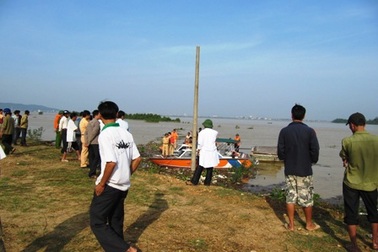 Tìm thấy 2 thi thể nghi là nạn nhân vụ xe khách bị lũ cuốn