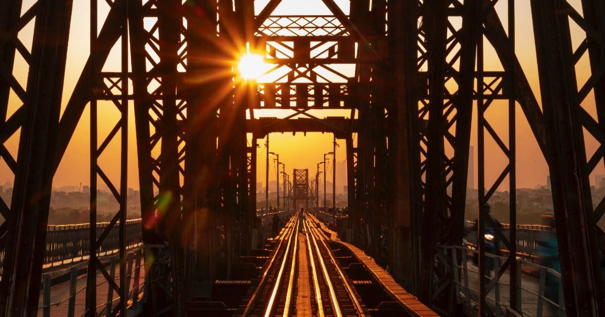 Nắng vàng như rót mật trong ánh hoàng hôn những ngày đầu đông ở Hà Nội