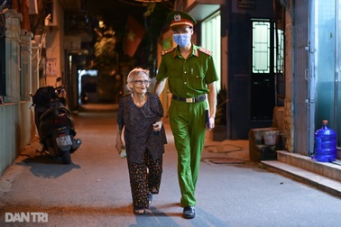 Công an đến tận nhà đưa đón người cao tuổi đi làm căn cước công dân