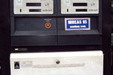 Sẽ bồi thường cho khách hàng dùng xăng pha aceton