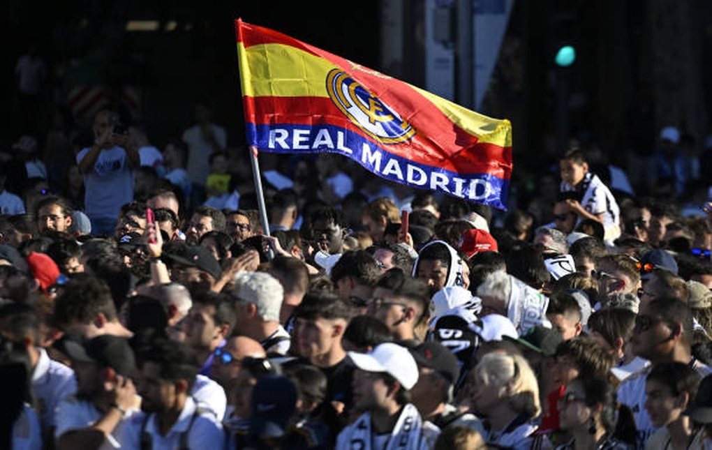 Biển người đổ ra đường ăn mừng cúp vô địch Champions League của Real Madrid - 9 Biển người đổ ra đường ăn mừng cúp vô địch Champions League của Real Madrid - 9