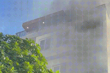 Cháy trong khu Thảo Điền ở TPHCM, nhiều người chạy lên sân thượng kêu cứu