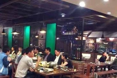 Tất niên công sở: "Nghèo" vẫn tơi bời ăn uống