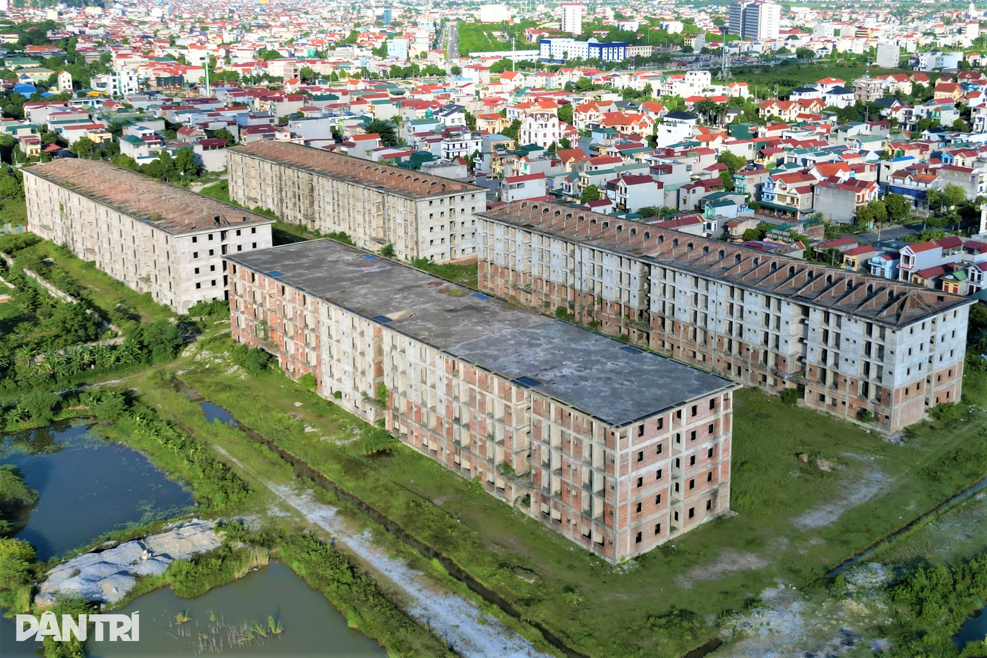Cận cảnh ký túc xá bỏ hoang được cấp thêm vốn hồi sinh thành nhà công vụ - 1 Cận cảnh ký túc xá bỏ hoang được cấp thêm vốn hồi sinh thành nhà công vụ - 1