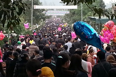 Hàng vạn người đến đền Thánh Antôn cầu xin Thánh hóa công việc làm ăn 