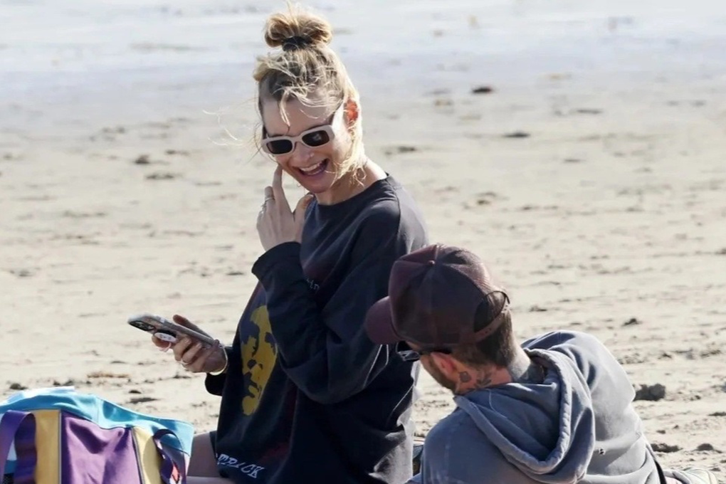 Hình ảnh hạnh phúc của vợ chồng Adam Levine sau bê bối ngoại tình - 2 Hình ảnh hạnh phúc của vợ chồng Adam Levine sau bê bối ngoại tình - 2
