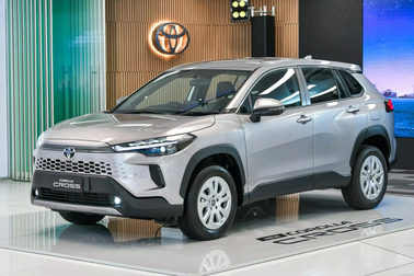 Loạt ô tô "kèm lạc", đội giá giữa lúc thị trường chạy đua khuyến mại