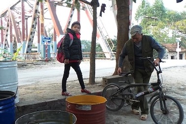 Thêm chuyện cảm động về ông lão sửa xe miễn phí giúp học trò