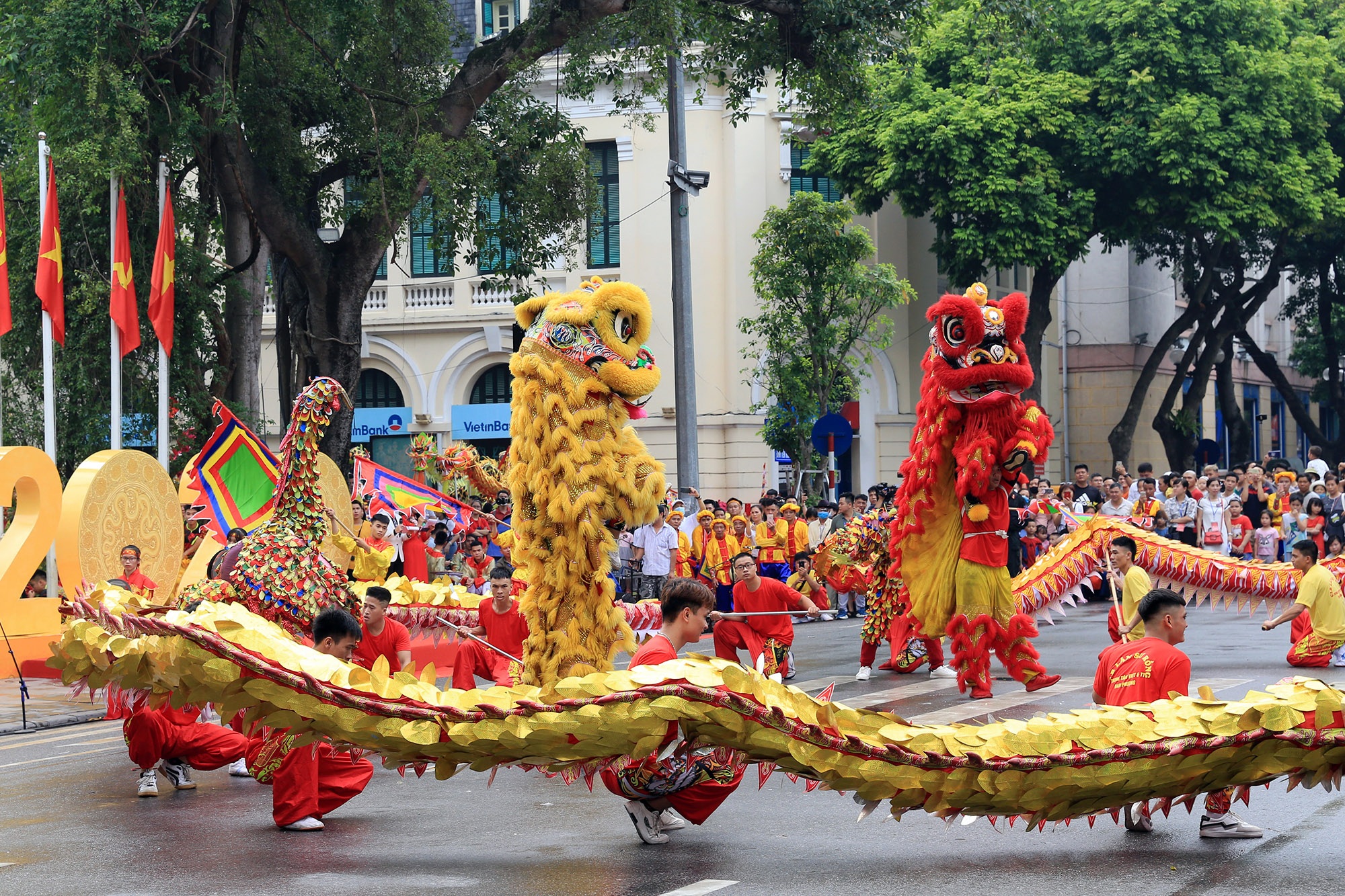 Cảnh múa rồng dưới mưa tại hồ Hoàn Kiếm - 2