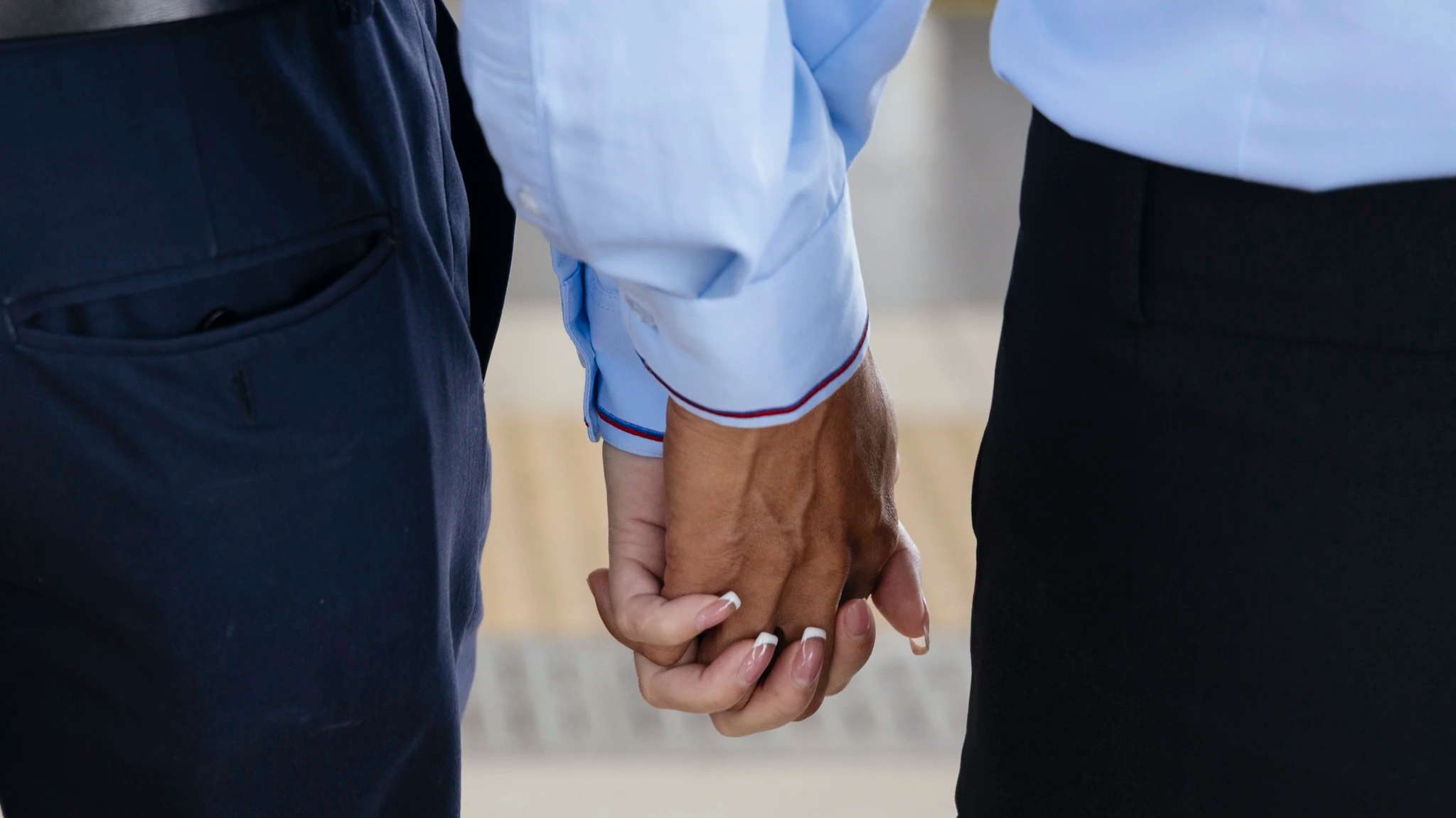 Có những ngày, tôi rời nhà khi vợ chưa ngủ dậy và cũng có ngày, vợ về nhà khi tôi đã nghỉ ngơi. Song, chỉ cần những tin nhắn hỏi han, những bữa ăn để dành sẵn trên bàn cũng đủ để chúng tôi cảm thấy được quan tâm và yêu thương.