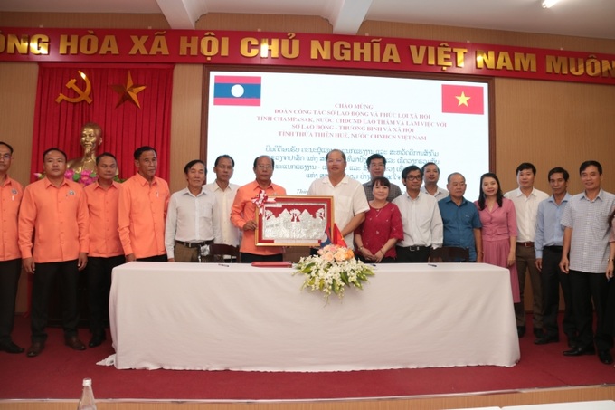 Lãnh đạo Sở LĐ-TB&XH tỉnh Thừa Thiên Huế tiếp nhận món quà ý nghĩa do Sở Lao động và Phúc lợi xã hội tỉnh Champasak trao tặng