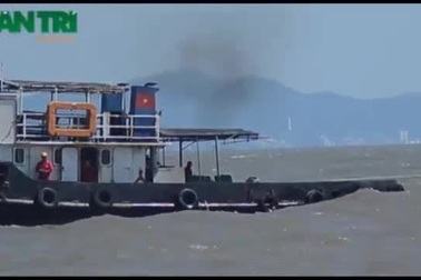 Xà lan cẩu tiếp cận, chằng néo, chuẩn bị lật ngửa tàu Hoàng Phúc 18