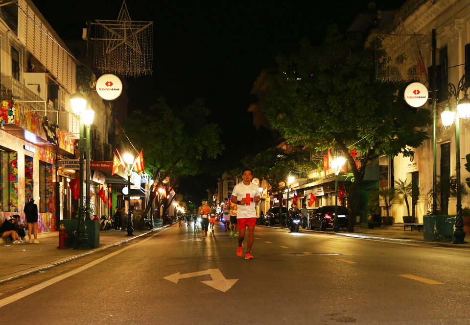 Ông Đoàn Ngọc Hải chinh phục giải marathon đặc biệt của Hà Nội - 3 Ông Đoàn Ngọc Hải chinh phục giải marathon đặc biệt của Hà Nội - 3