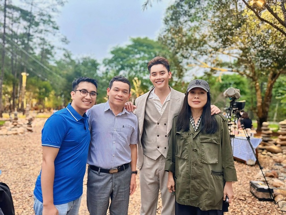 MC Mạnh Khang bị sốt vẫn tắm mưa dẫn chương trình - 3 MC Mạnh Khang bị sốt vẫn tắm mưa dẫn chương trình - 3