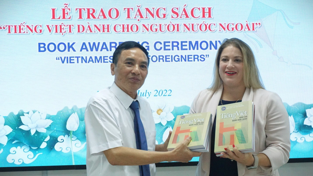Trao tặng sách học tiếng Việt tới Đại sứ quán Hoa Kỳ tại Việt Nam - 1 Trao tặng sách học tiếng Việt tới Đại sứ quán Hoa Kỳ tại Việt Nam - 1