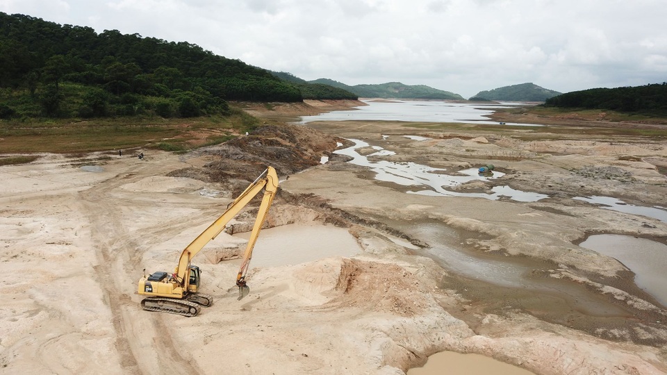 Cận cảnh hồ nước ngọt lớn nhất Quảng Ninh cạn trơ đáy, bò đi lại giữa hồ - 4 Cận cảnh hồ nước ngọt lớn nhất Quảng Ninh cạn trơ đáy, bò đi lại giữa hồ - 4