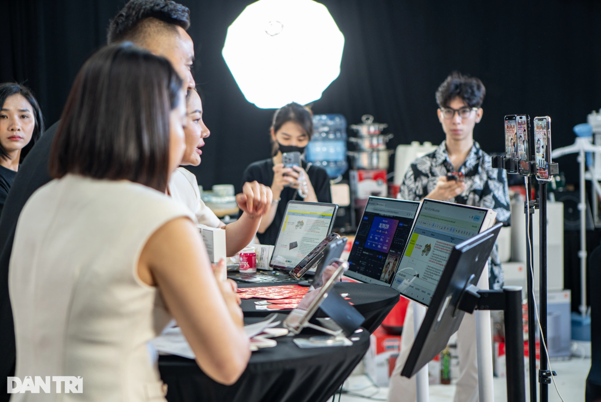 Từ vụ Quang Linh Vlogs và Hằng Du Mục: KOLs cần làm gì khi nhận quảng cáo? - 9 Từ vụ Quang Linh Vlogs và Hằng Du Mục: KOLs cần làm gì khi nhận quảng cáo? - 9