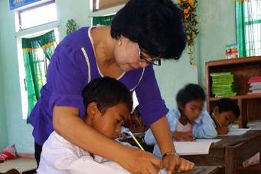 Cô giáo viết đơn xin vào với học sinh dân tộc Chứt