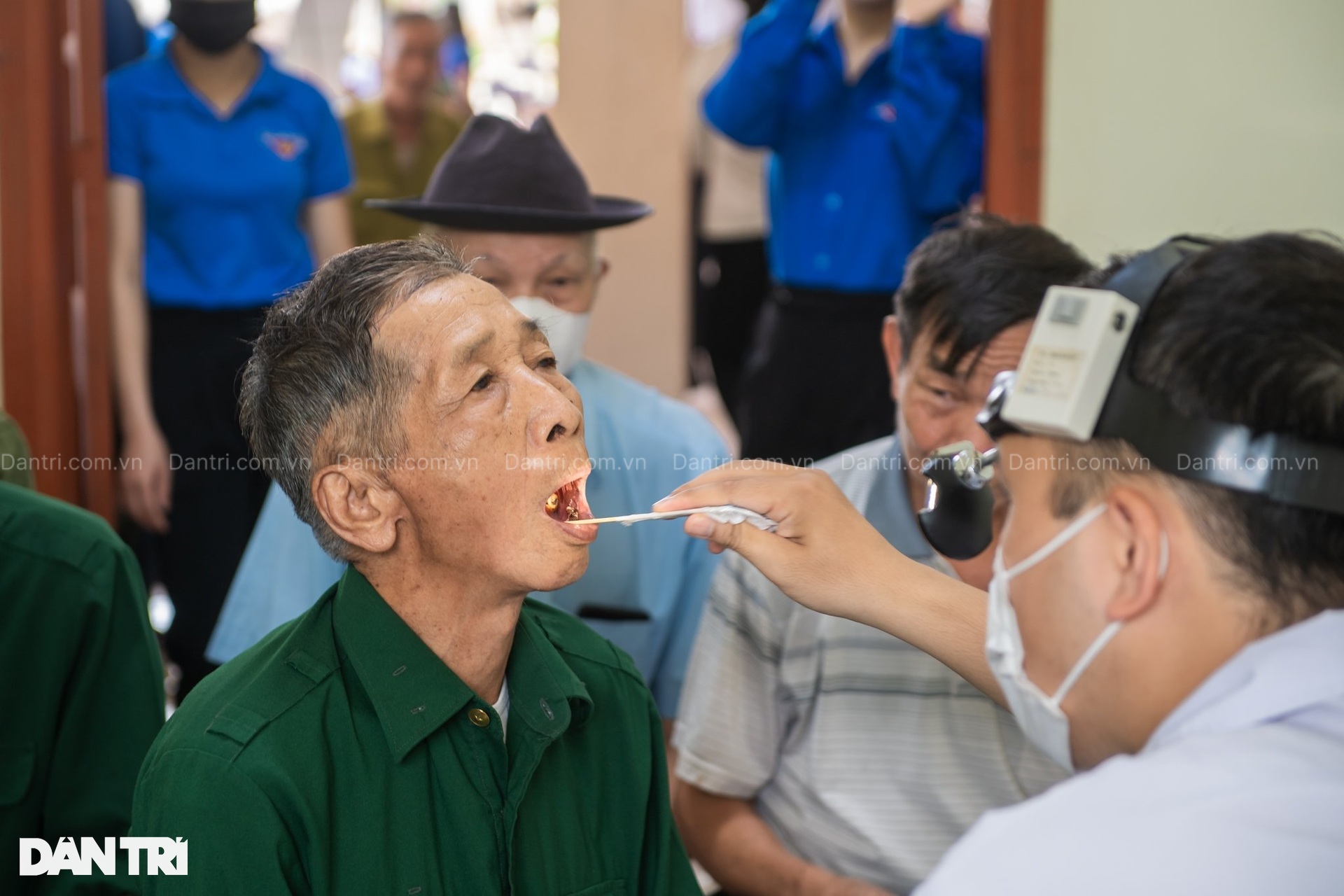 Hành trình khám bệnh, tri ân người có công dịp 27/7 của Dân trí - 11 Hành trình khám bệnh, tri ân người có công dịp 27/7 của Dân trí - 11