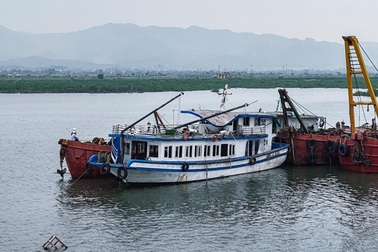Tìm thấy một thi thể gần hiện trường tàu lật trên Vịnh Hạ Long