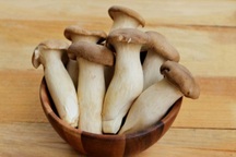 Nấm đùi gà hấp chấm mắm tỏi