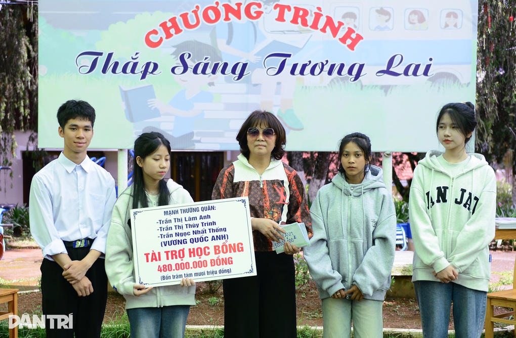 Gần 1 tỷ đồng tiếp sức tân sinh viên đến trường - 1 Gần 1 tỷ đồng tiếp sức tân sinh viên đến trường - 1