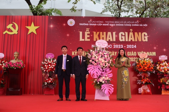 Bà Bạch Liên Hương, GĐ Sở LĐ-TB&XH Hà Nội tặng Bằng khen của UBND TP Hà Nội cho Ban giám hiệu nhà trường.