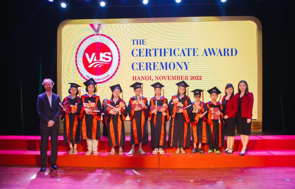 VUS Miền Bắc trao chứng chỉ Cambridge và vinh danh học viên xuất sắc - 1 VUS Miền Bắc trao chứng chỉ Cambridge và vinh danh học viên xuất sắc - 1