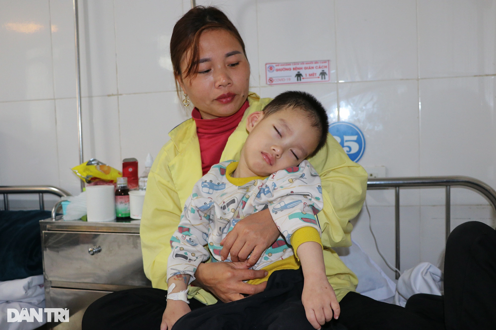 Người phụ nữ bị lừa tình nuôi con bại não, bố ngồi xe lăn, mẹ suy thận - 2 Người phụ nữ bị lừa tình nuôi con bại não, bố ngồi xe lăn, mẹ suy thận - 2