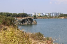 Nam thanh niên cùng xe máy rơi xuống hồ khi đi câu cá