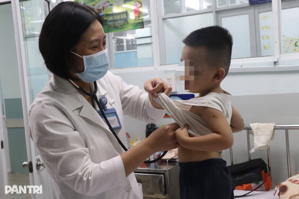 TPHCM tăng số ca mắc tay chân miệng, 2 dấu hiệu bệnh chuyển nặng cần chú ý - 1