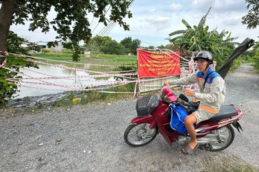 Cầu dân sinh ở TPHCM bị nước cuốn trôi sau cơn mưa