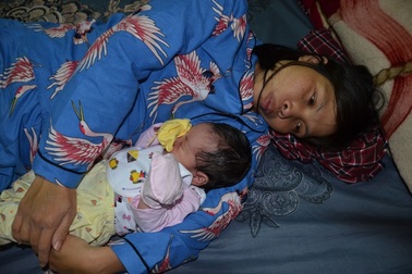 Nỗi đau của người vợ không thể về chịu tang chồng và những đứa trẻ bất hạnh