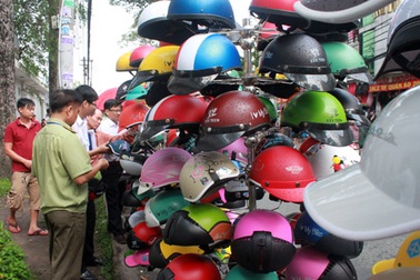Sắp xử phạt người đội mũ bảo hiểm rởm